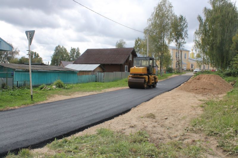 В Верховажье приступили к асфальтированию улиц Свободы и Набережная.