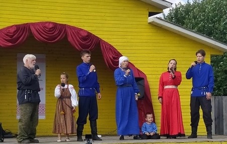 Жители деревни Сметанино и села Морозово Верховажского округа стали зрителями концертов фольклорной музыки.
