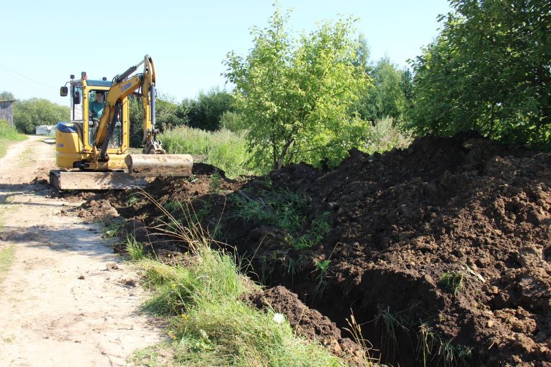 В деревне Наумиха завершаются работы по прокладке водораспределительных сетей.