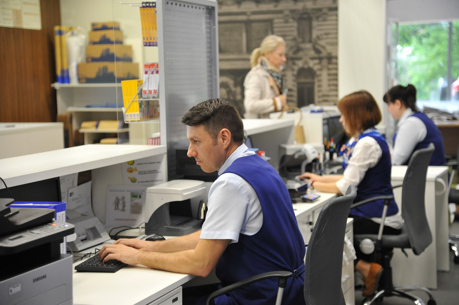 С начала сезона отпусков жители Вологодской области снова покупают на почте железнодорожные и авиабилеты.
