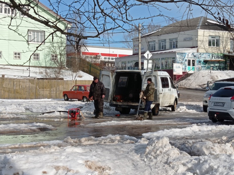 В связи с резким таянием снега возникает угроза подтопления улиц и территорий возле зданий..