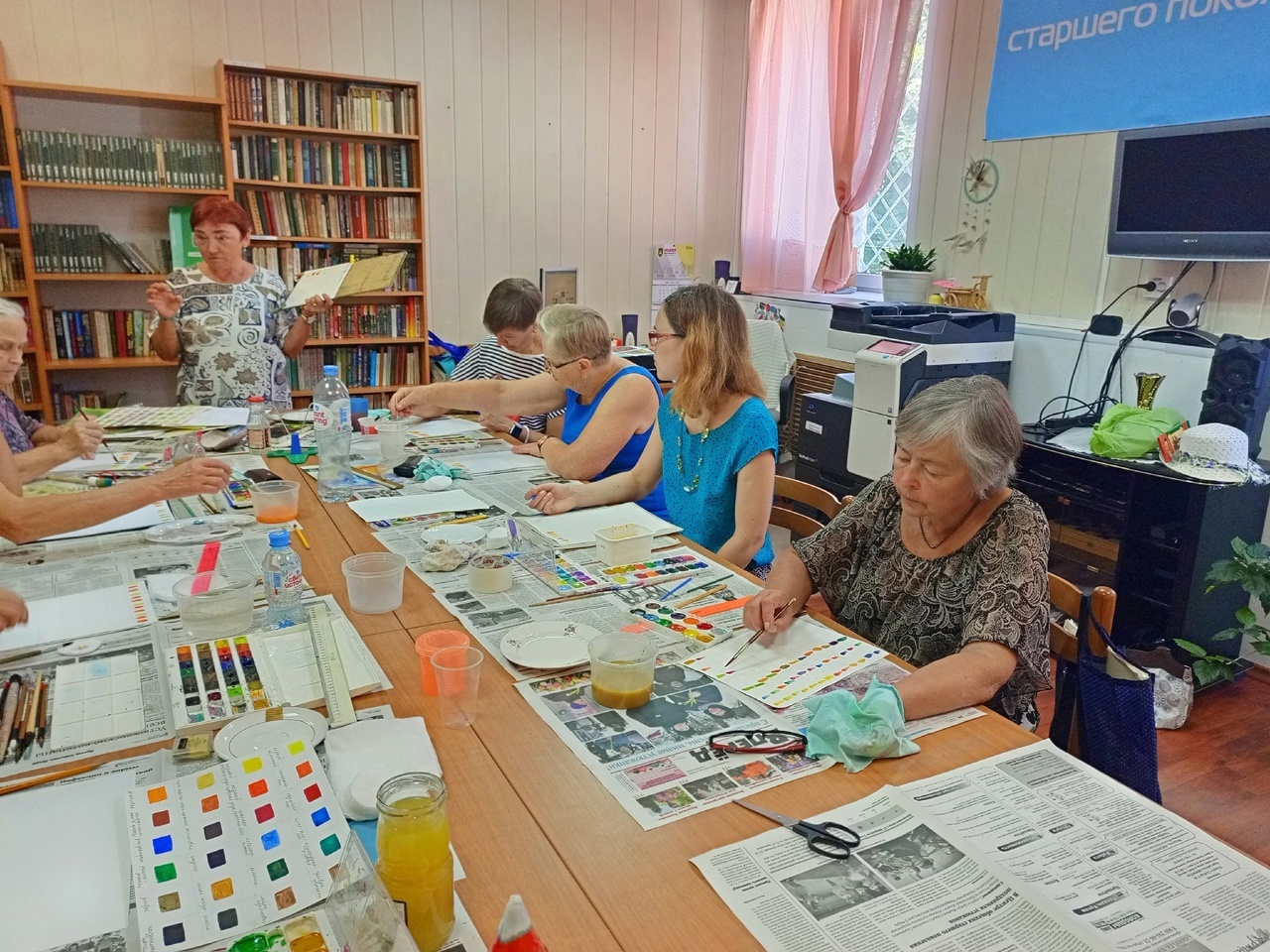 В вологодских Центрах общения старшего поколения работают изостудии.