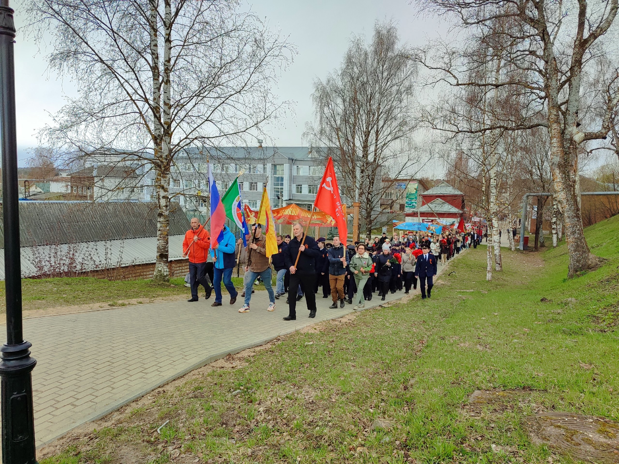 Прямо сейчас в Верховажье идёт шествие праздничных колонн.