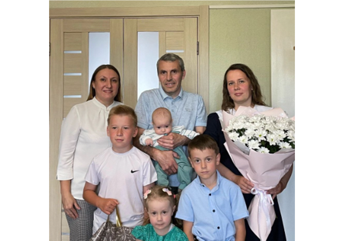Вологодский Росреестр поздравил сотрудницу с Днём семьи, любви  и верности.
