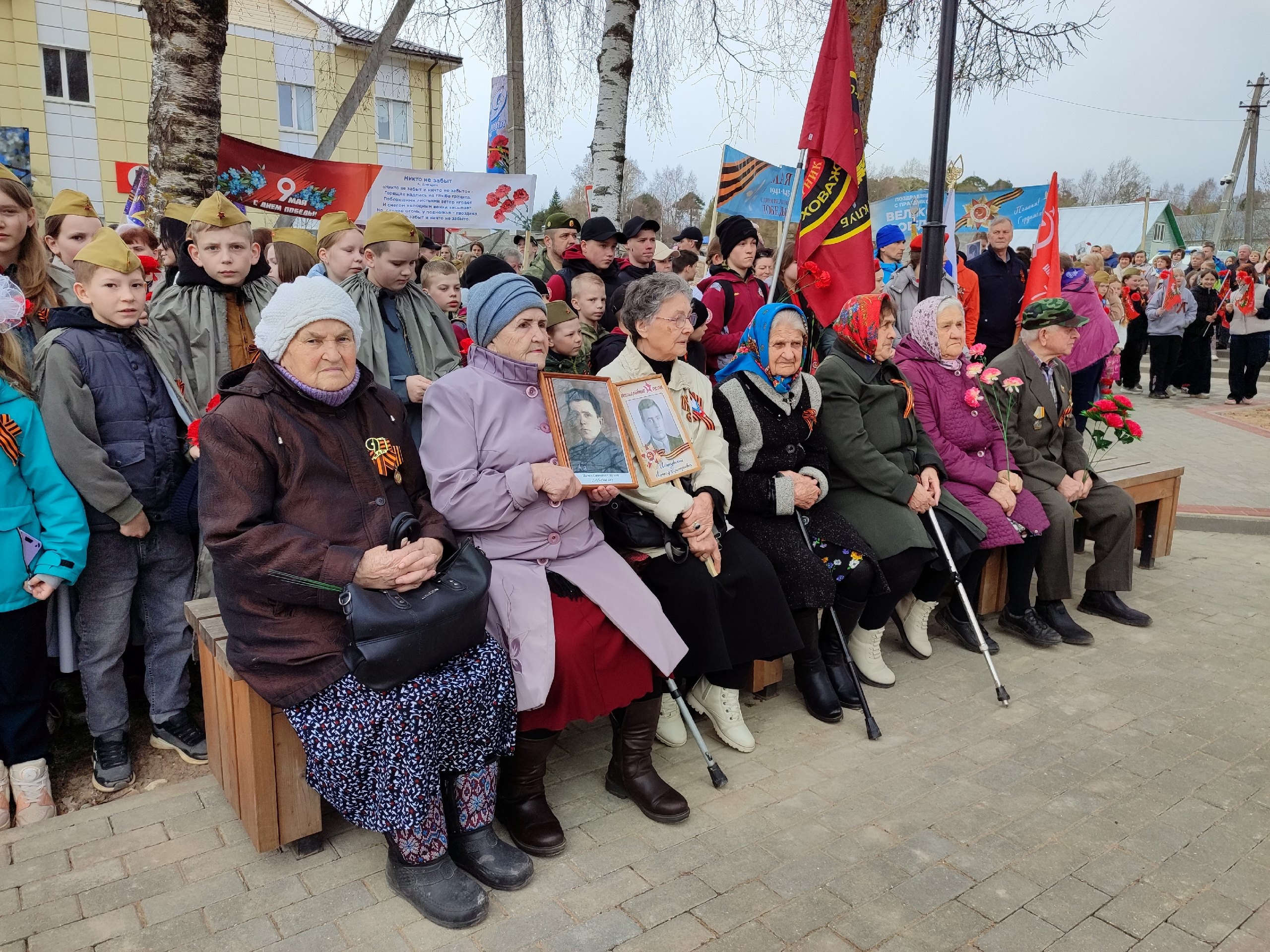 Сегодня в честь 80-летия Дня Победы во всех территориальных секторах Верховажского округа проходят торжественные шествия, митинги, возложение цветов и многое другое.