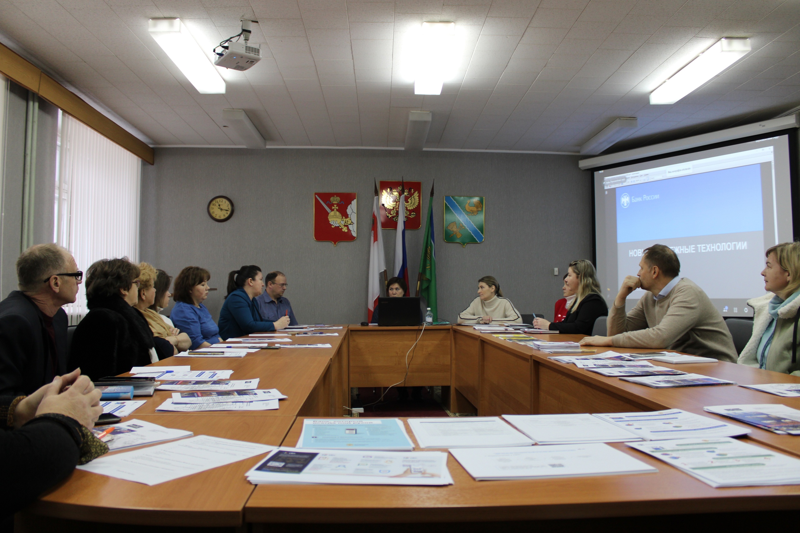 Центробанк провел уроки по финграмотности для населения и МСП.