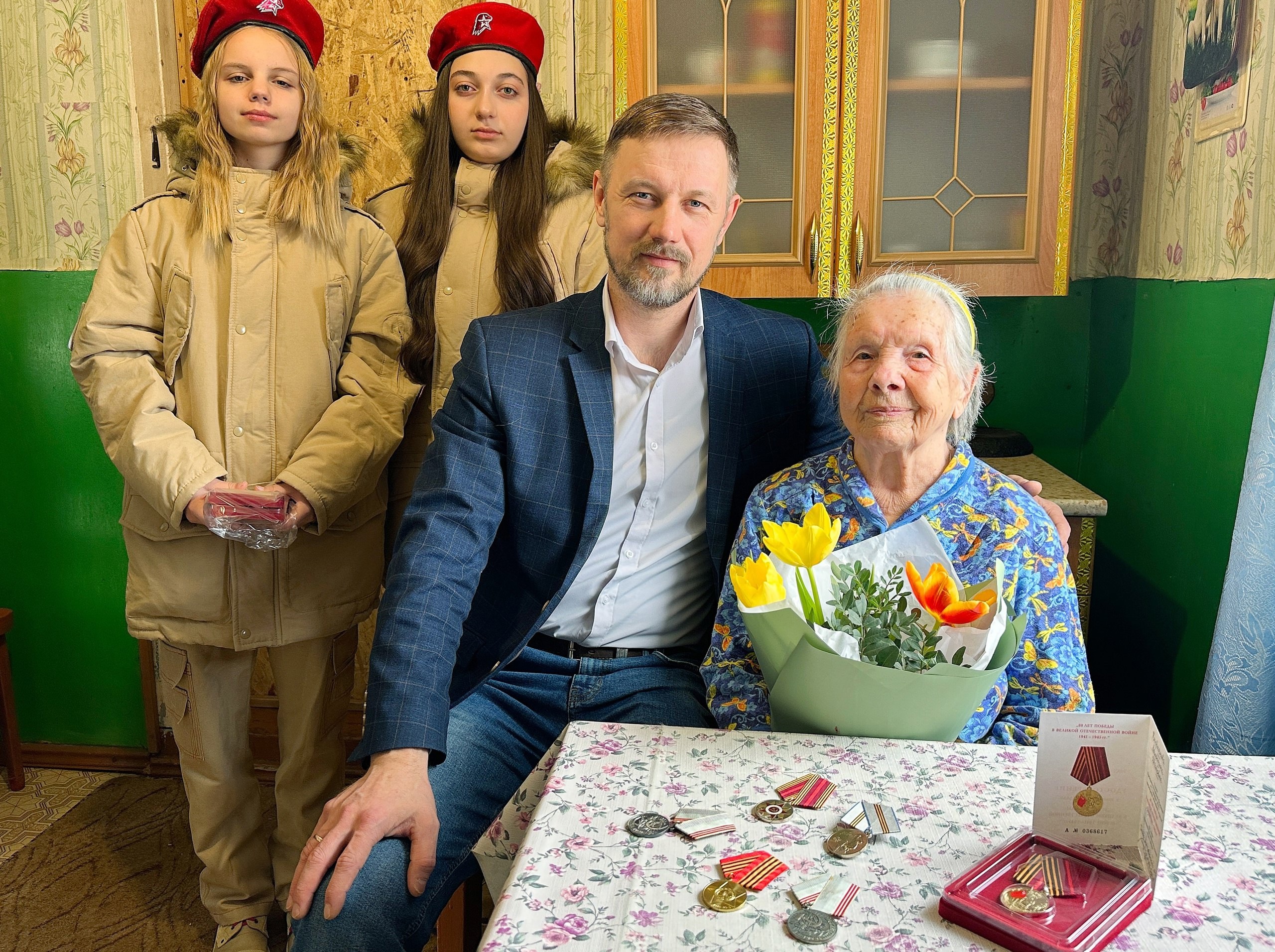 Поздравления ветеранов с наступающим праздником начались с вручения медалей «80 лет Победы в Великой Отечественной войне 1941-1945 годов».