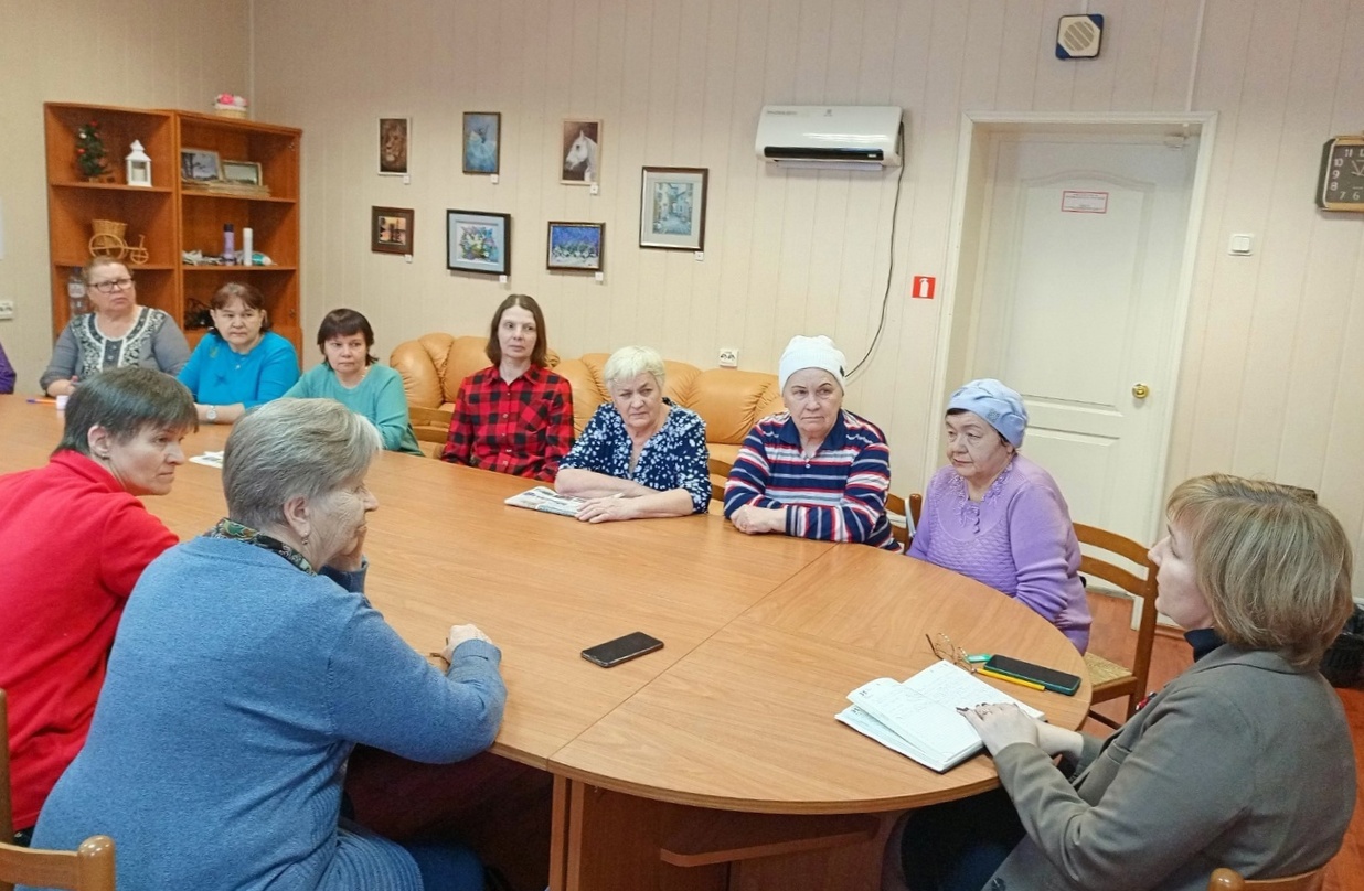 Специалисты Отделения СФР по Вологодской области  провели лекции по пенсионной и финансовой грамотности  в Центрах общения старшего поколения.