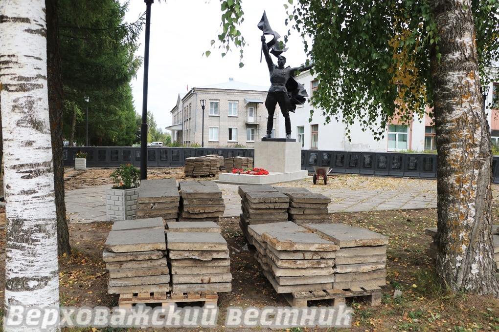 В Верховажье идут работы по ремонту памятников.