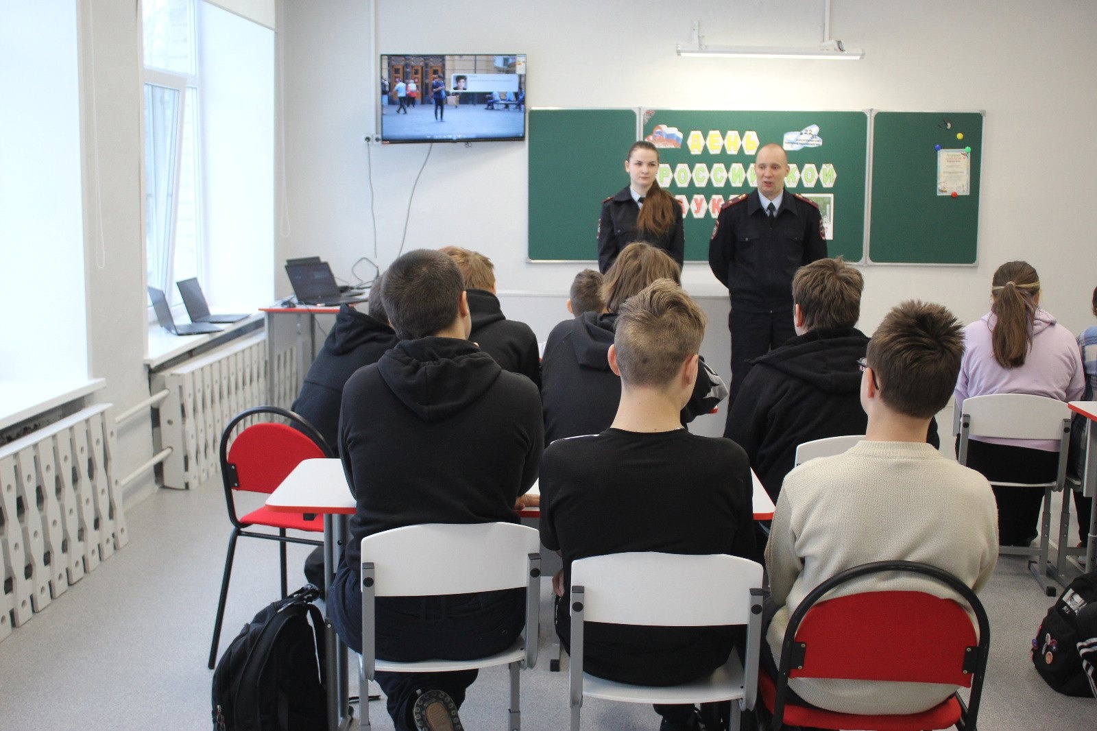 Сотрудники полиции посетили Морозовскую школу.