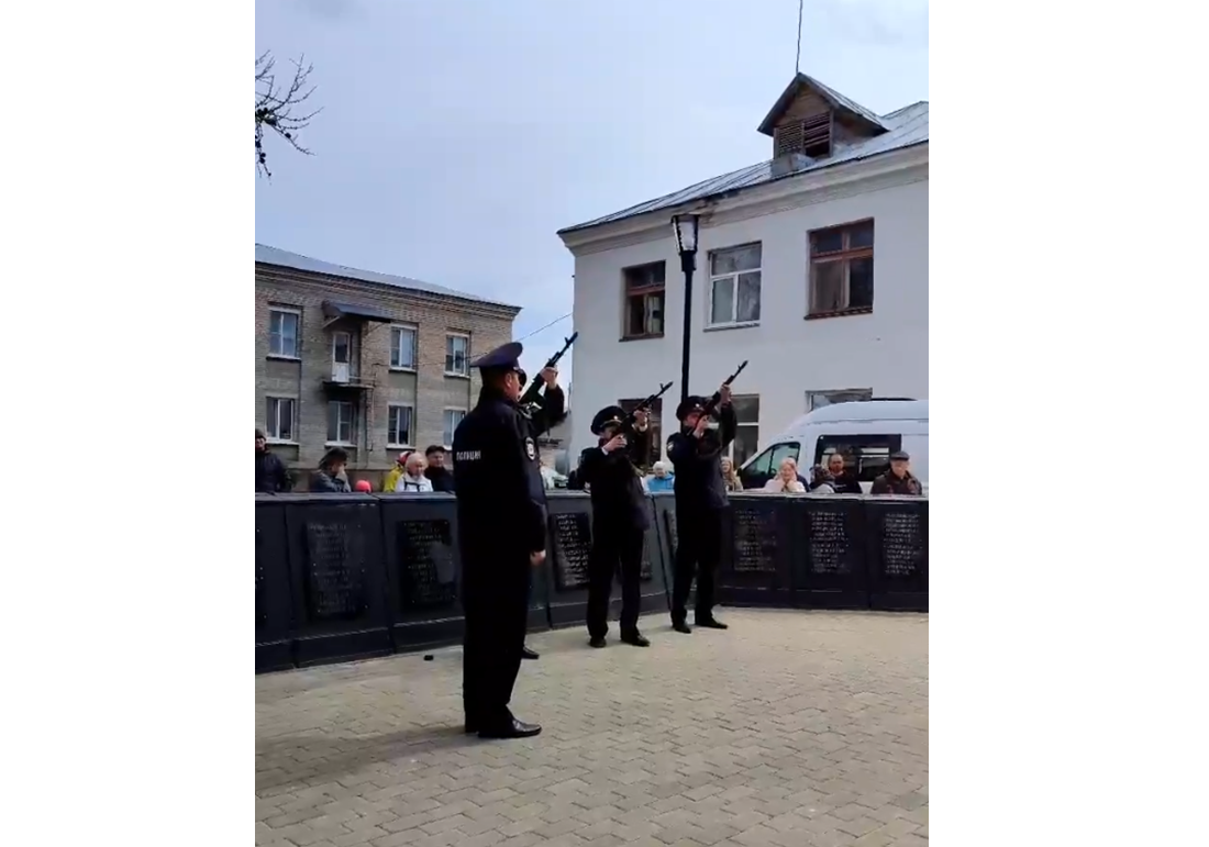 Троекратный оружейный залп в честь 80-летия Победы в Великой Отечественной войне.