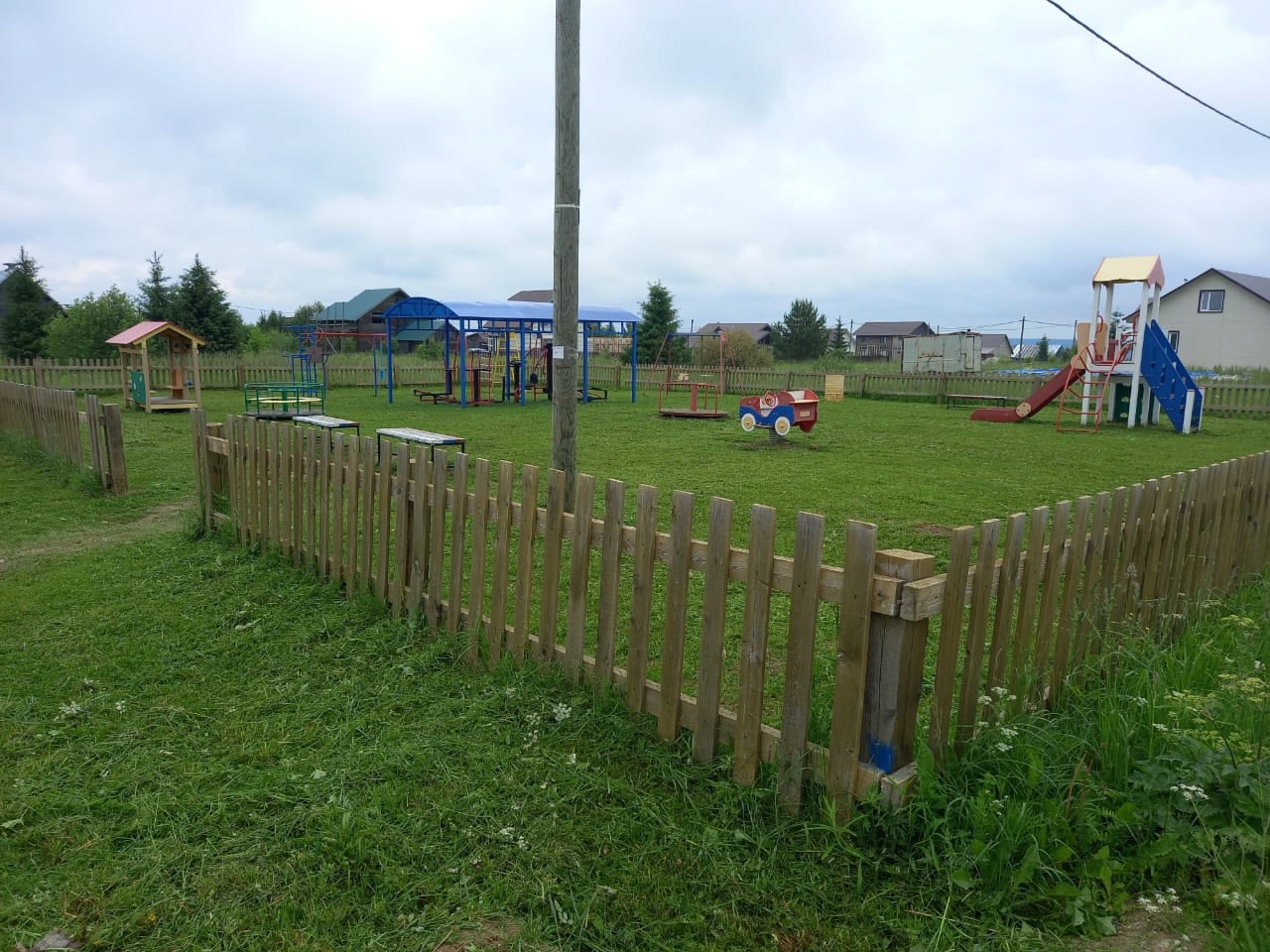 В округе продолжаются работы по покосу травы.