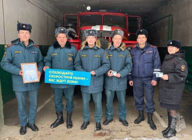 Благодарственные письма Управления Госавтоинспекции области получили пожарные Верховажья.