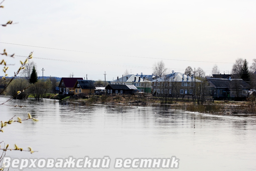 Уровень воды в Ваге пошел на убыль.