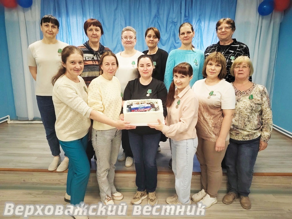 Женщины-волонтеры из «ВагаСети» награждены памятными медалями.