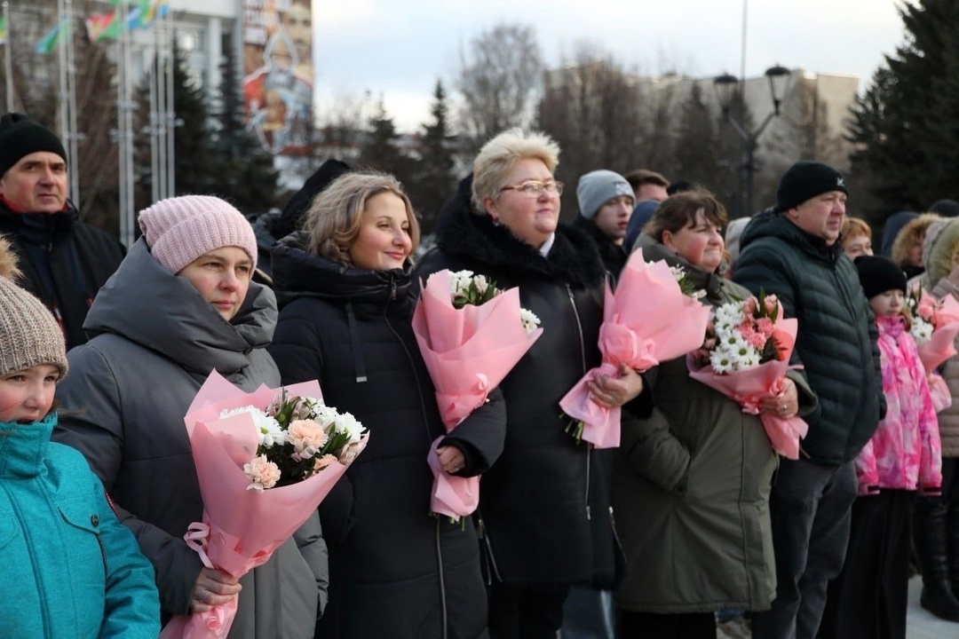 Георгий Филимонов вручил автомобиль верховажской многодетной семье.