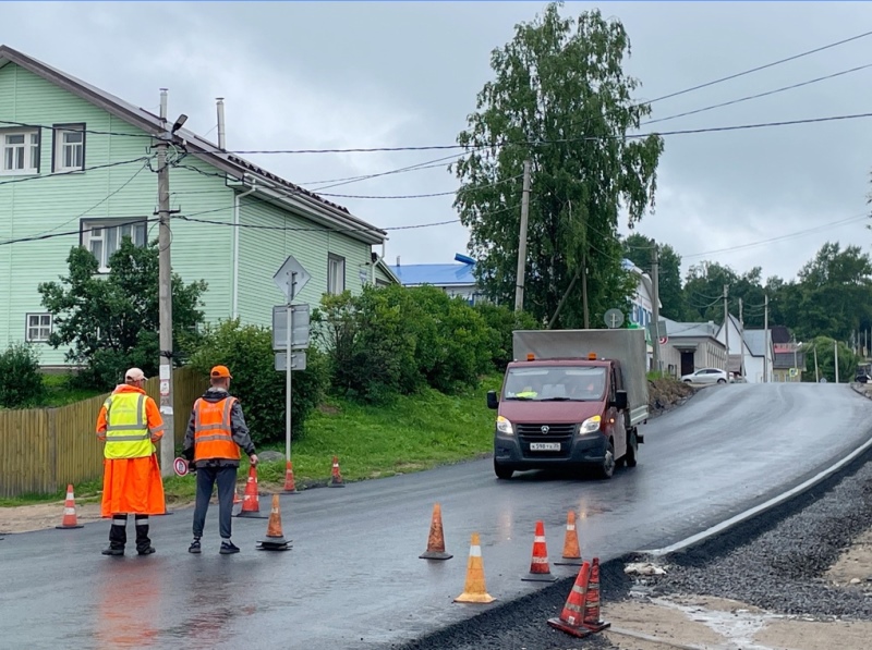 В Верховажье продолжаются работы по асфальтированию дорог.