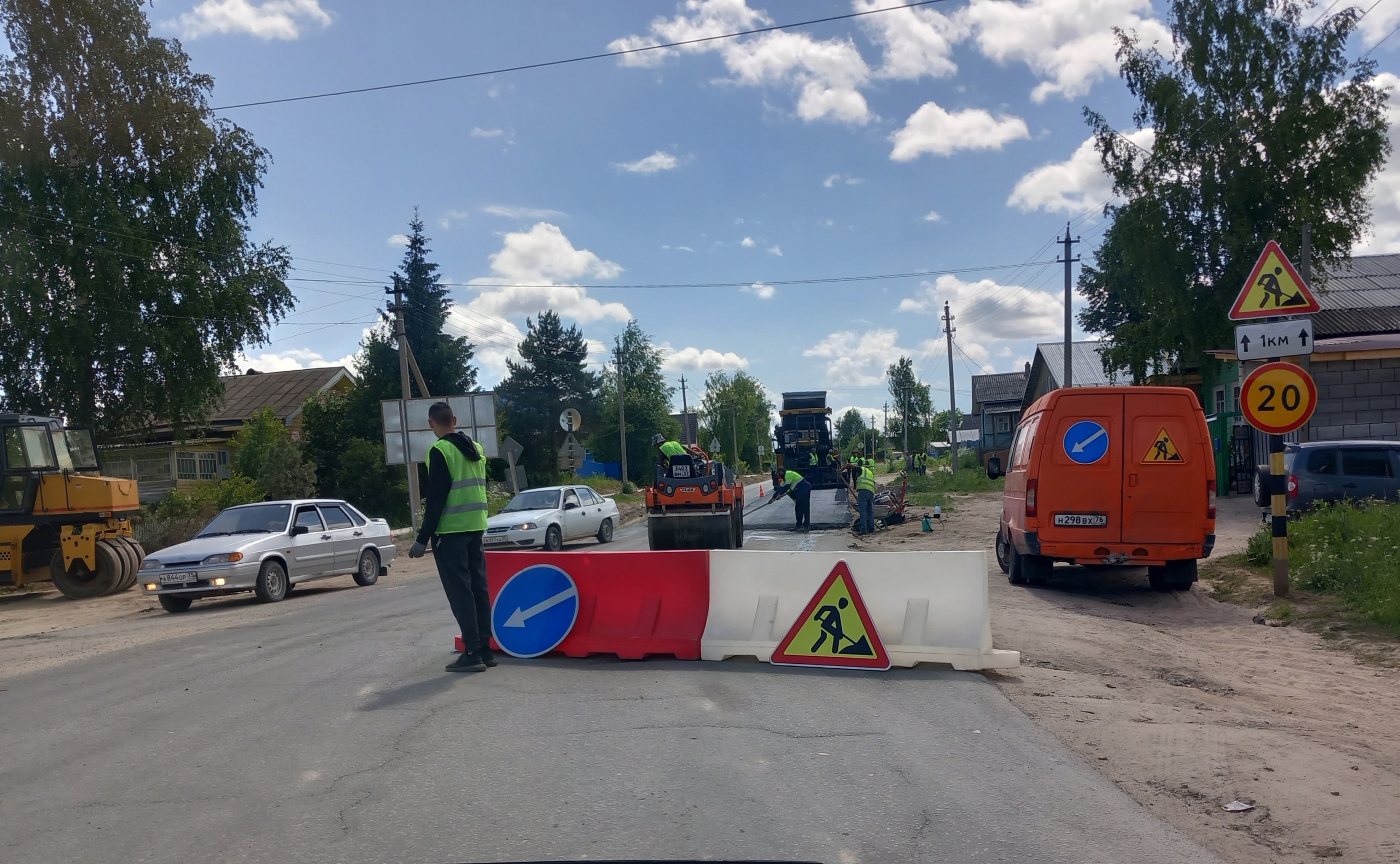 Дорожные работы идут в Верховажье на мосту через Вагу и на улице Гагарина.