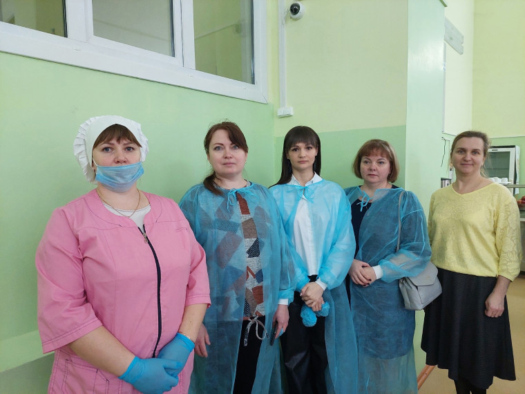 Продолжается контроль качества питания в школах округа.. Продолжается контроль качества питания в школах округа..