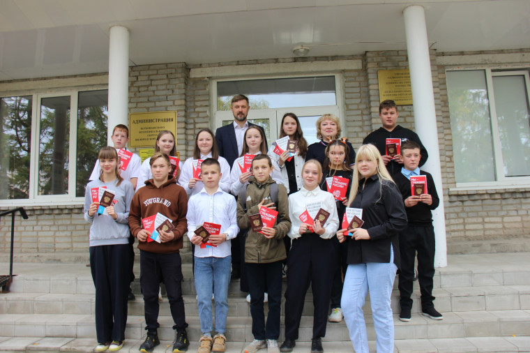 Глава муниципалитета Александр Дубов вручил паспорта 14 юным землякам.