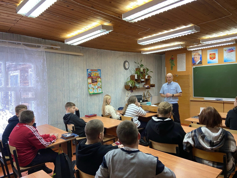 Cтарший инспектор ПДН Дмитрий Корельский посетил МБОУ Верховскую школу..