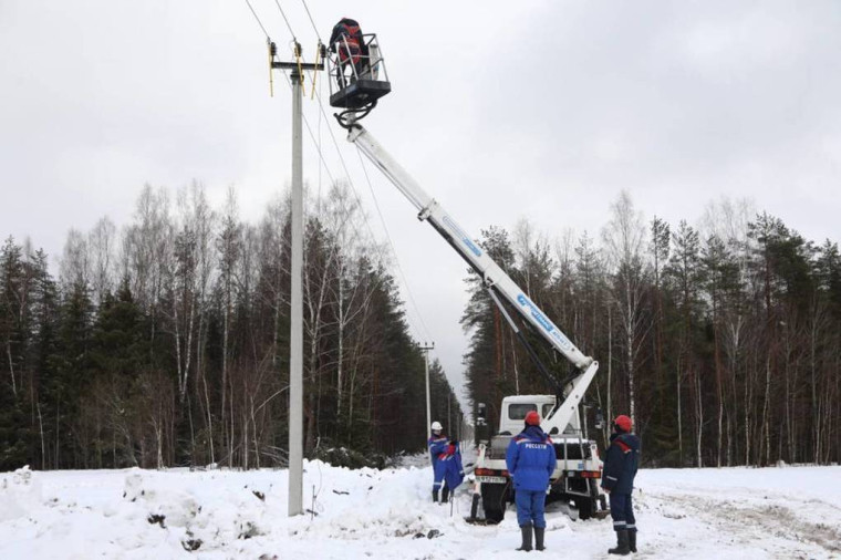 "Россети Северо-Запад" работают круглосуточно в Вологодской области после циклона со снегопадом и сильным ветром..