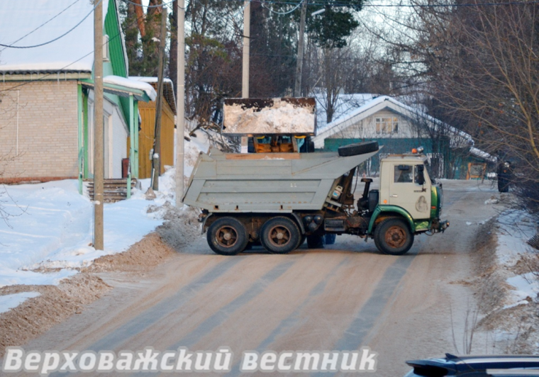 Более двух тысяч кубометров снега вывезли верховажские дорожники с Первомайской. Более двух тысяч кубометров снега вывезли верховажские дорожники с Первомайской.