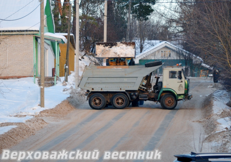 Более двух тысяч кубометров снега вывезли верховажские дорожники с Первомайской.