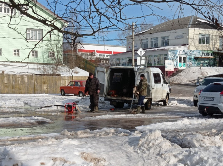 В связи с резким таянием снега возникает угроза подтопления улиц и территорий возле зданий.. В связи с резким таянием снега возникает угроза подтопления улиц и территорий возле зданий..