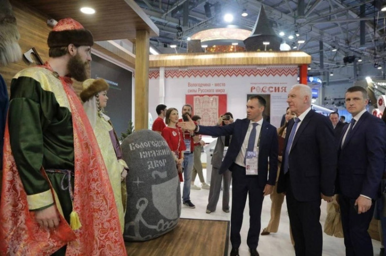Обновлённый стенд Вологодской области на выставке "Россия" посетил полномочный представитель Президента России в СЗФО Александр Гуцан.