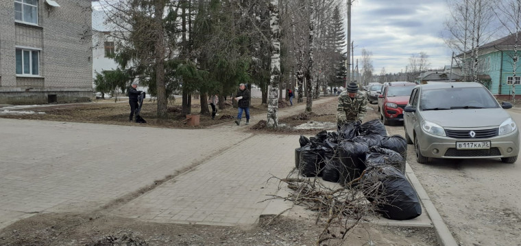 Жители Верховажского округа активно включились в проведение субботников.