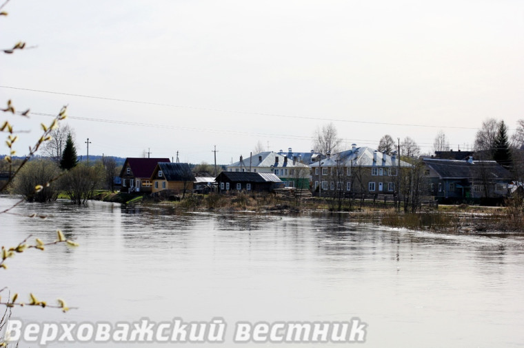 Уровень воды в Ваге пошел на убыль. Уровень воды в Ваге пошел на убыль.