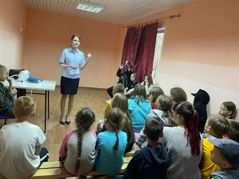 Сотрудники Госавтоинспекции посетили воспитанников детского лагеря «Дружба».