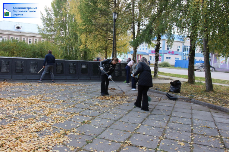 У монумента воинам-землякам, погибшим в годы Великой Отечественной войны состоялся субботник.
