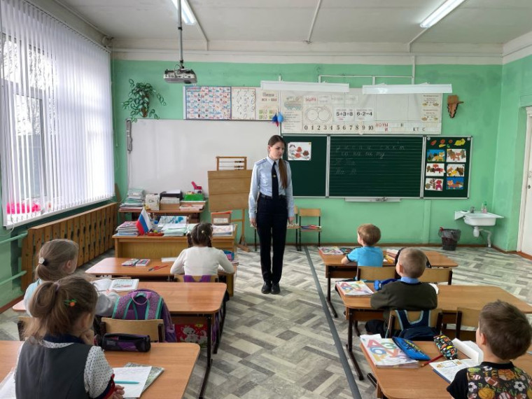 Перед школьными осенними каникулами сотрудники Госавтоинспекции в усиленном режиме проводят уроки безопасности в школах.