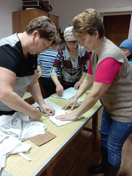Женщины в с. Шелота готовят перевязочные материалы и окопные сечи в помощь участникам специальной военной операции.