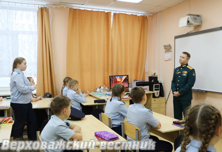 Участник специальной военной операции встретился с верховажскими школьниками.