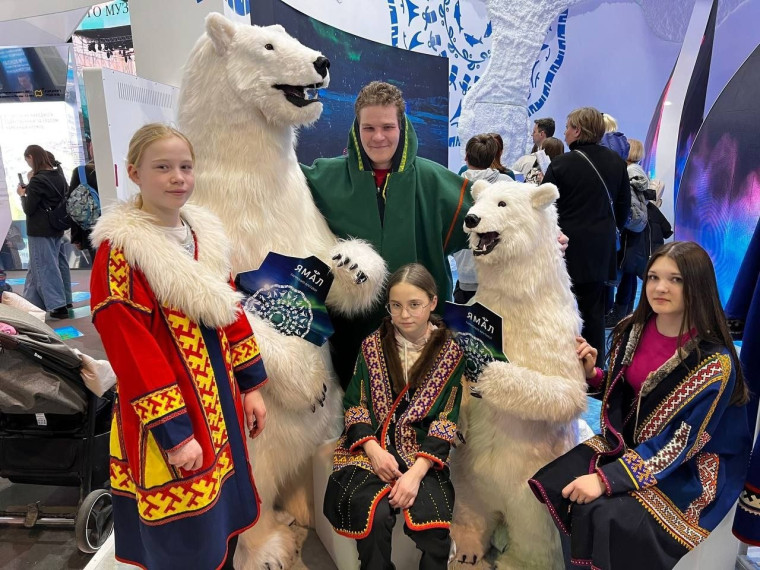 Юные верховажане посетили Международную выставку-форум &quot;Россия&quot;.