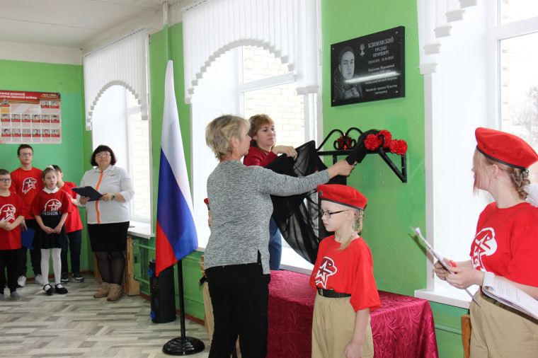 В Морозовской школе открылась мемориальная доска памяти погибшего в ходе специальной военной операции земляка Климовского Руслана Игоревича.