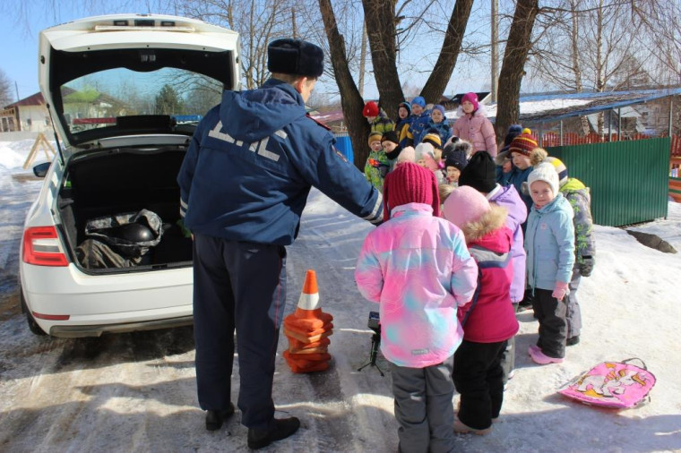 Сотрудники Госавтоинспекции продемонстрировали воспитанникам детского сада служебный автомобиль.