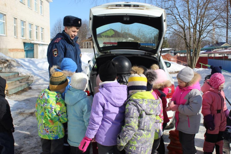 Сотрудники Госавтоинспекции продемонстрировали воспитанникам детского сада служебный автомобиль.