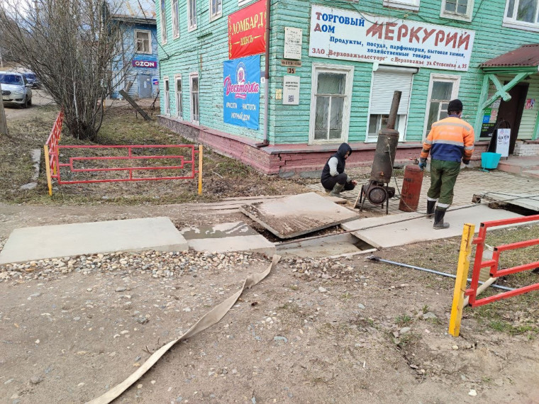 В Верховажье в результате промерзания трубы через улицу Октябрьская оказалась затоплена территория возле дома 31 на улице Стебенева.