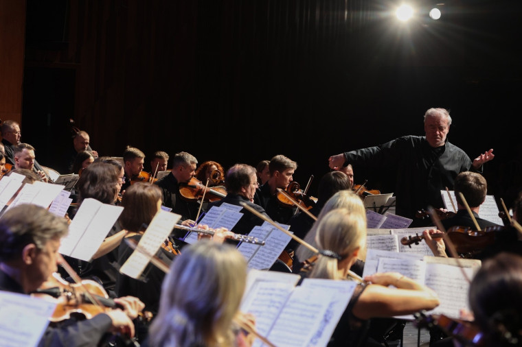 В Вологде прошел концерт Объединенного симфонического оркестра Большого и Мариинского театров под управлением Валерия Гергиева.