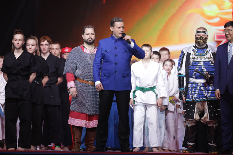 Советник по культуре посольства КНР в России Фэн Литао поздравил Череповецкий Центр боевых искусств с 30-летием.