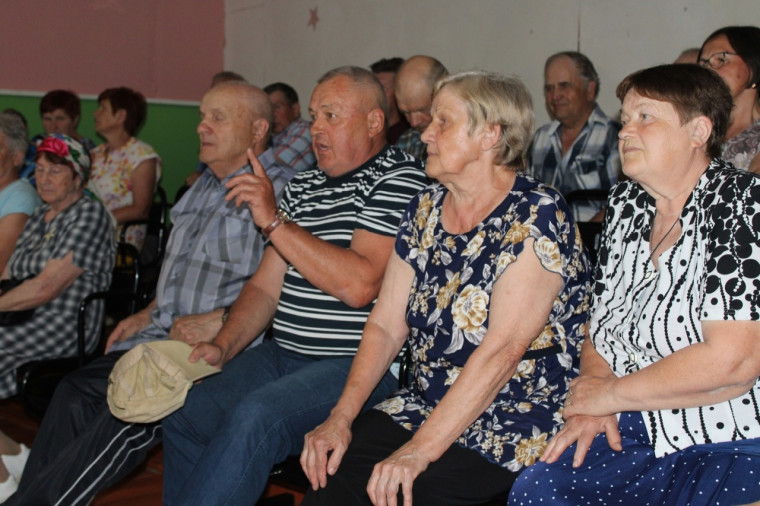 Глава округа встретился с жителями посёлка Феклуха Коленгского территориального сектора.