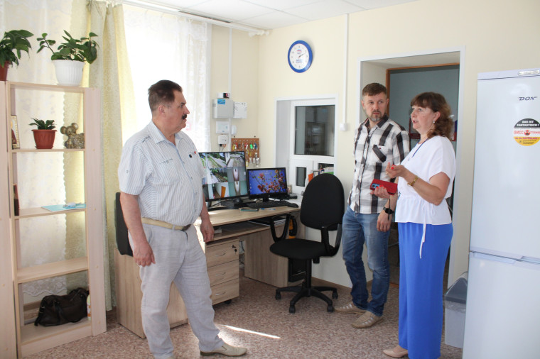 Сегодня Верховажский округ с рабочим визитом посетил депутат Законодательного Собрания области Александр Васильевич Гордеев.