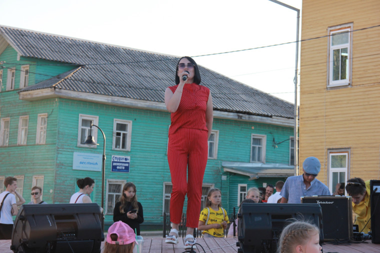 Концерт и фестиваль красок на Соборной площади.