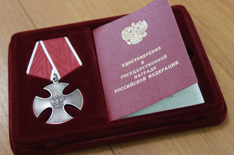 Семье погибшего верховажанина вручен Орден за мужество и отвагу, присвоенный Герою посмертно.