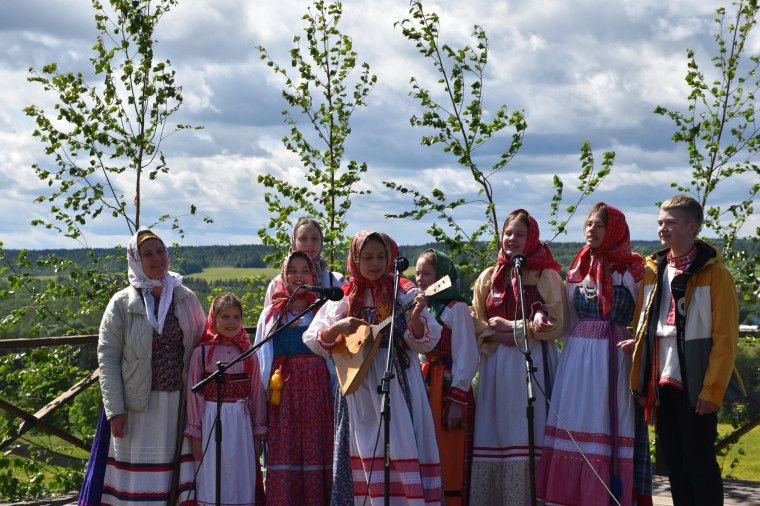 В деревне Макаровская прошли традиционные Троицкие гуляния..